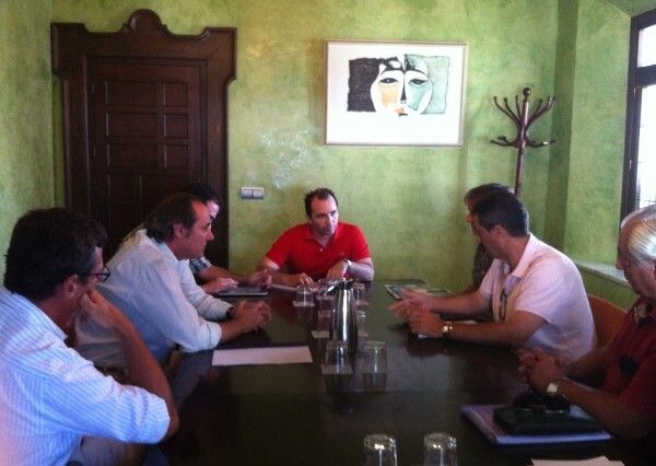 El alcalde se reúne con la empresa concesionaria del camping de Matalascañas