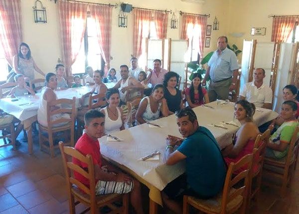Diez familias del entorno de Doñana disfrutan de vacaciones gracias a la solidaridad de empresas locales