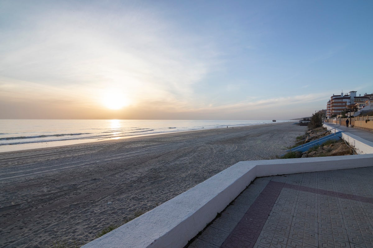 Paseo marítimo de la Playa de Matalascañas, uno de los más bonitos de Huelva para pasear