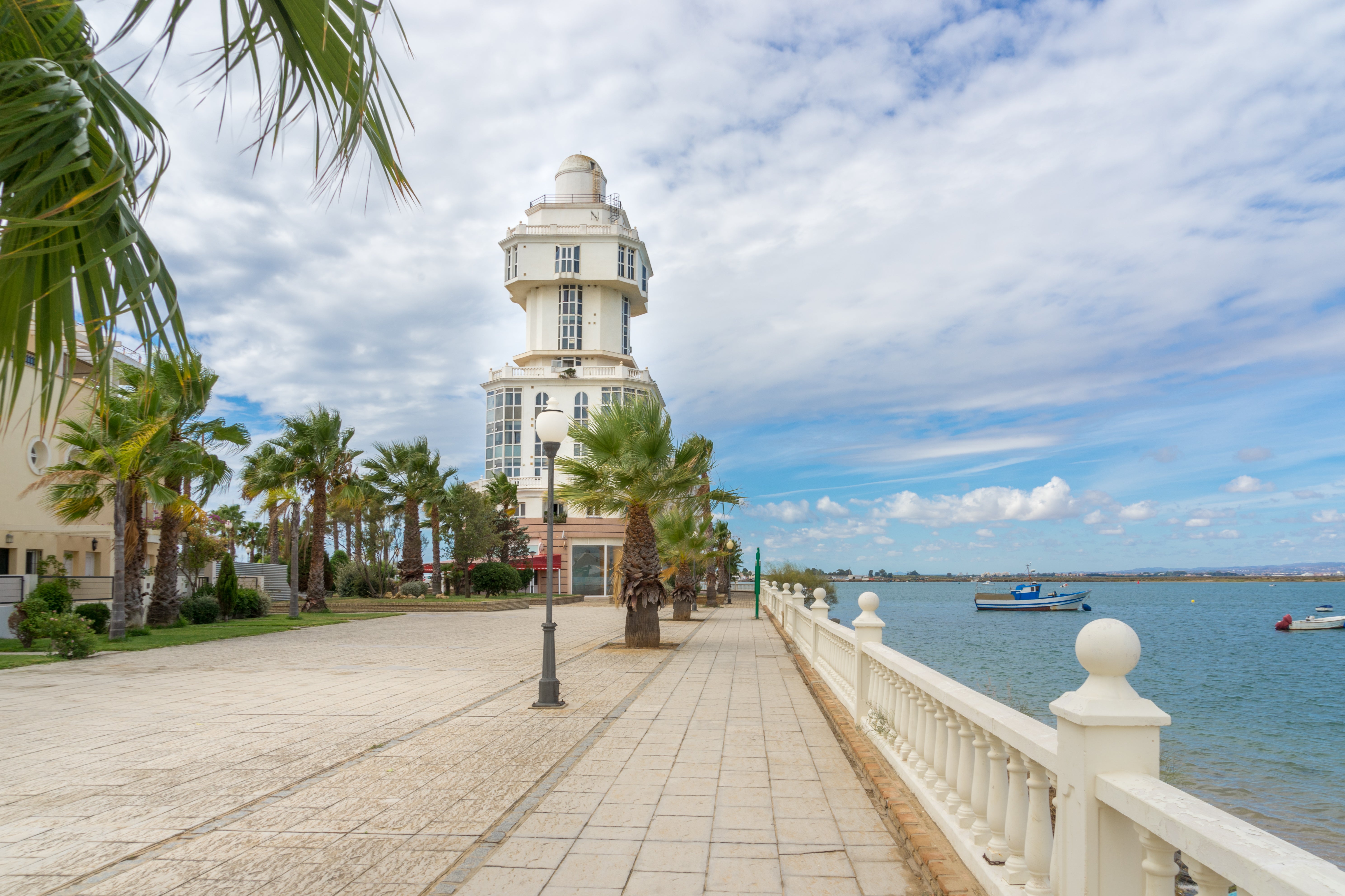 Paseo marítimo de Isla Cristina, junto a la Playa de El Cantil y el faro