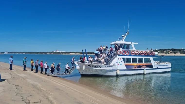 Barco que cruza hasta la Flecha de El Rompido