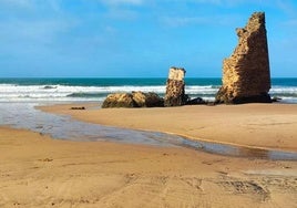 Matalascañas no es la única: la otra playa de Huelva que también cuenta con una torre en el mar