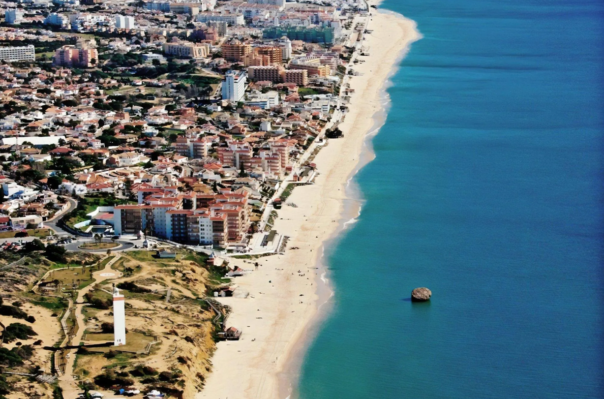 Vista aérea del pueblo y la playa de Matalascañas