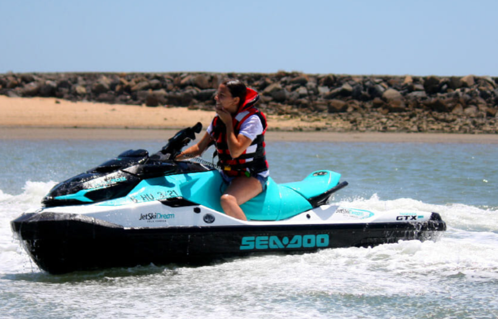 Moto de agua de la empresa JerskiDream en la Playa de Isla Canela