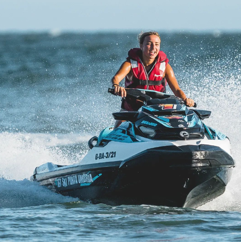 Una joven recorre las aguas de la Playa de Punta Umbrúa en moto de agua