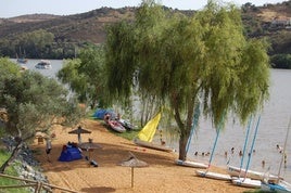 Cuatro lugares únicos en los que puedes bañarte en Huelva sin tener que pisar la playa