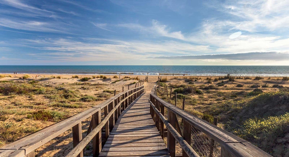 Pasarela de acceso a la Playa de Los Enebrales, una de las mejor valoradas en Huelva por los visitantes