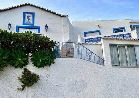 Imagen secundaria 1 - lLas buganvillas dominan en las casas de Burgau