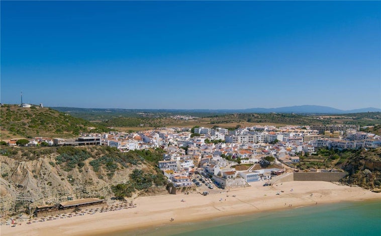 Imagen principal - Tres imágenes de la playa de Burgau