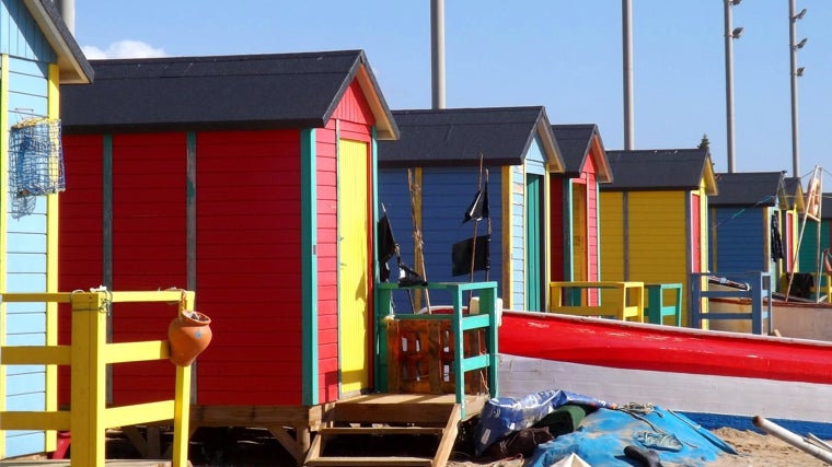 Imagen de las particulares casas de colores del Barrio de los Pescadores, en la Playa de La Antilla