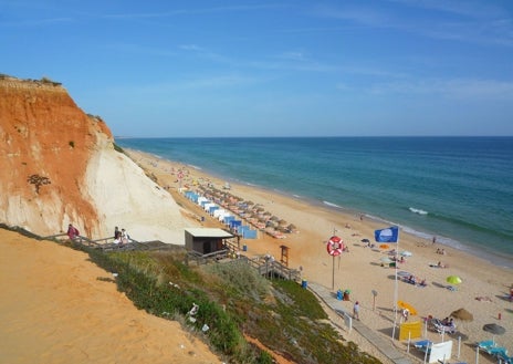 Imagen secundaria 1 - La playa más bonita de Portugal para ver el atardecer está a una hora y media de Huelva: sus acantilados rojizos lo convierten en un lugar mágico