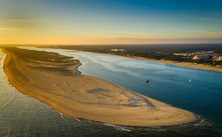 Imagen principal - Esta es la única playa de Huelva que cuenta con una Certificación de Calidad Ambiental: tiene 12 kilómetros de arena dorada