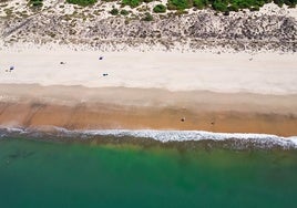 Esta es la playa de Huelva que los portugueses definen como un paraíso de aguas cristalinas