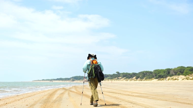 Un hombre caminando por Doñana