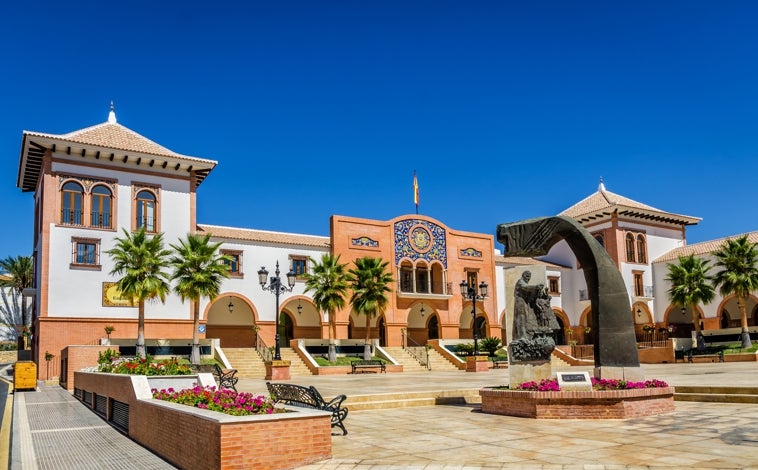 Imagen principal - Así es la playa más pequeña de Huelva: sólo tiene 300 metros y es una auténtica maravilla