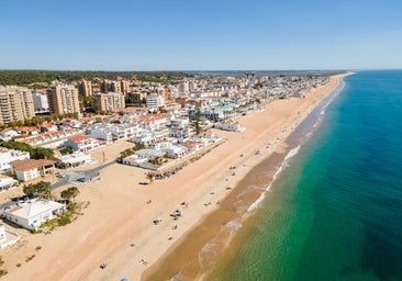 Fue a esta playa de Huelva y se llevó una decepción: «Demasiada gente, agua sin movimiento...»