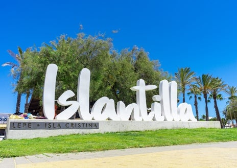 Imagen secundaria 1 - Fue a esta playa de Huelva y se llevó una decepción: «Demasiada gente, agua sin movimiento...»