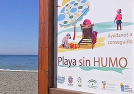 Distintivo de una playa adherida al programa impulsado por la Junta de Andalucía