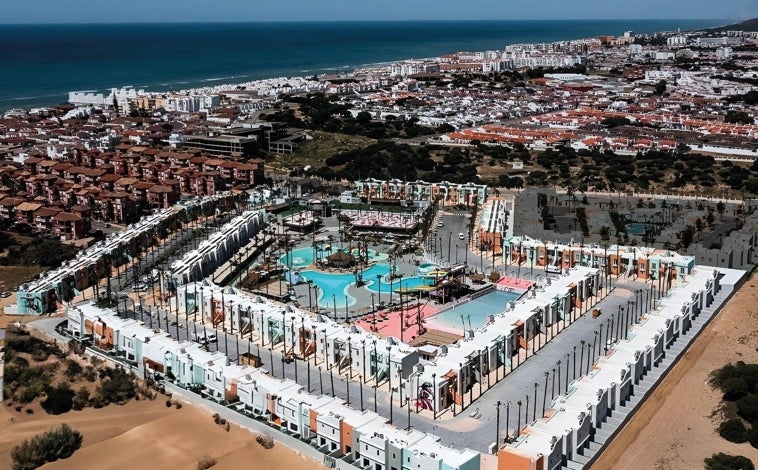 Imagen principal - El resort de Matalascañas que tiene pases de día para disfrutar de sus piscinas y con todo incluido