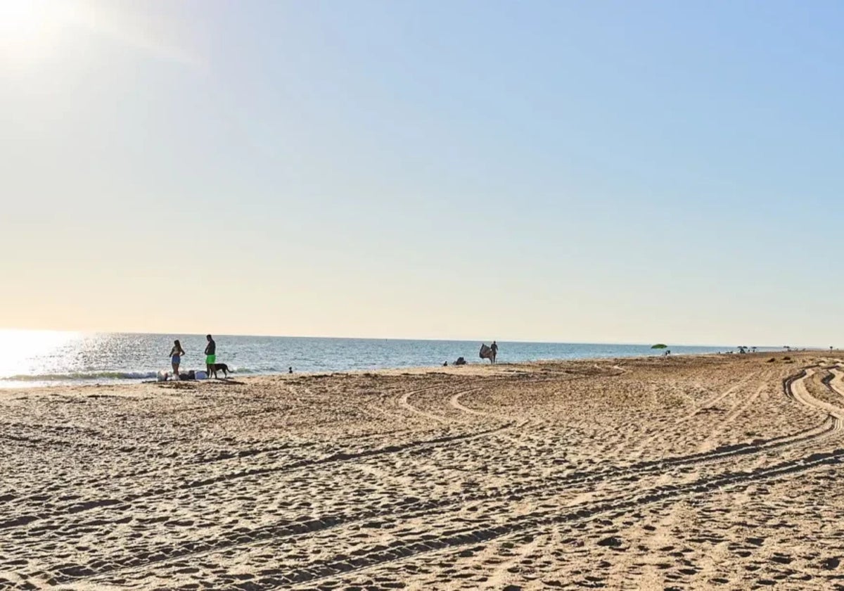 Panorámica de la playa del Espigón en Huelva capital