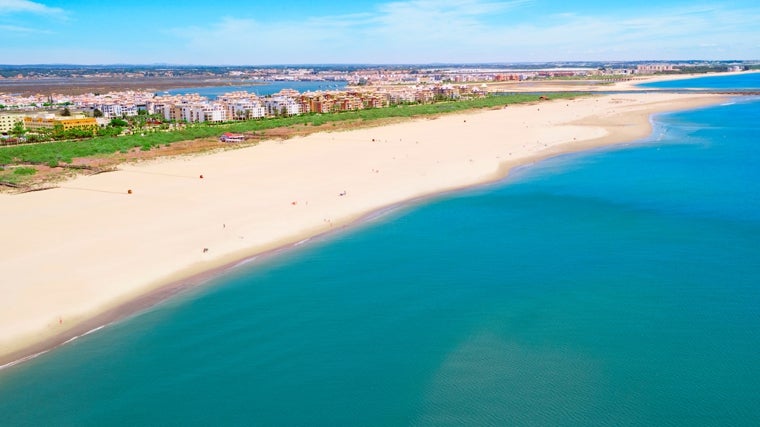 En esta playa de Huelva puedes visitar un antiguo mausoleo romano: se encuentra a unos minutos