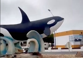 La orca que te da la bienvenida a Matalascañas: la imponente figura que sorprende a conductores y visitantes
