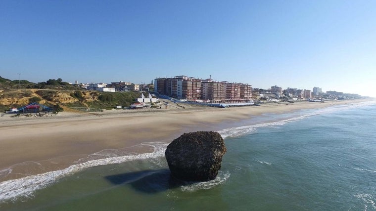 Imagen de la playa de Matalascañas con su Torre de la Higuera