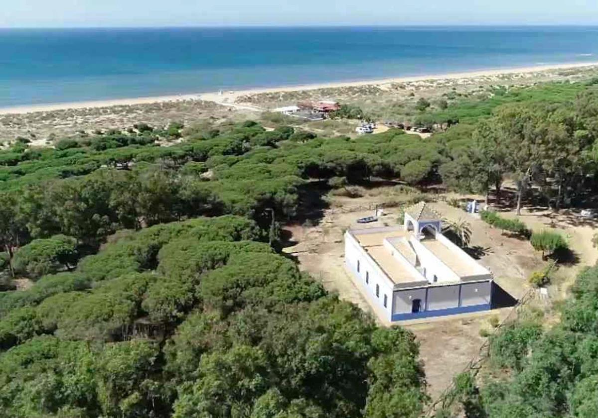 a Casita Azul, entre pinares, a escasos metros de la playa