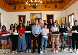 El Ayuntamiento de Palos entrega un portatil o un iPad a 17 estudiantes