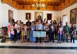 22 pequeños de Palos de la Frontera ya tienen su 'cheque bebé'