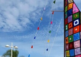 1.200 aros de croché dan colorido a las plazas de Cartaya y El Rompido