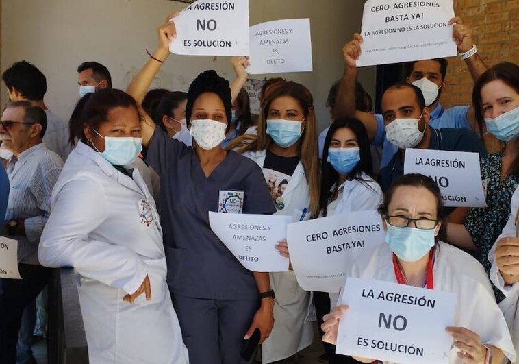 Sanitarios concentrados en señal de repulsa tras una agresión en el centro de salud de Almonte