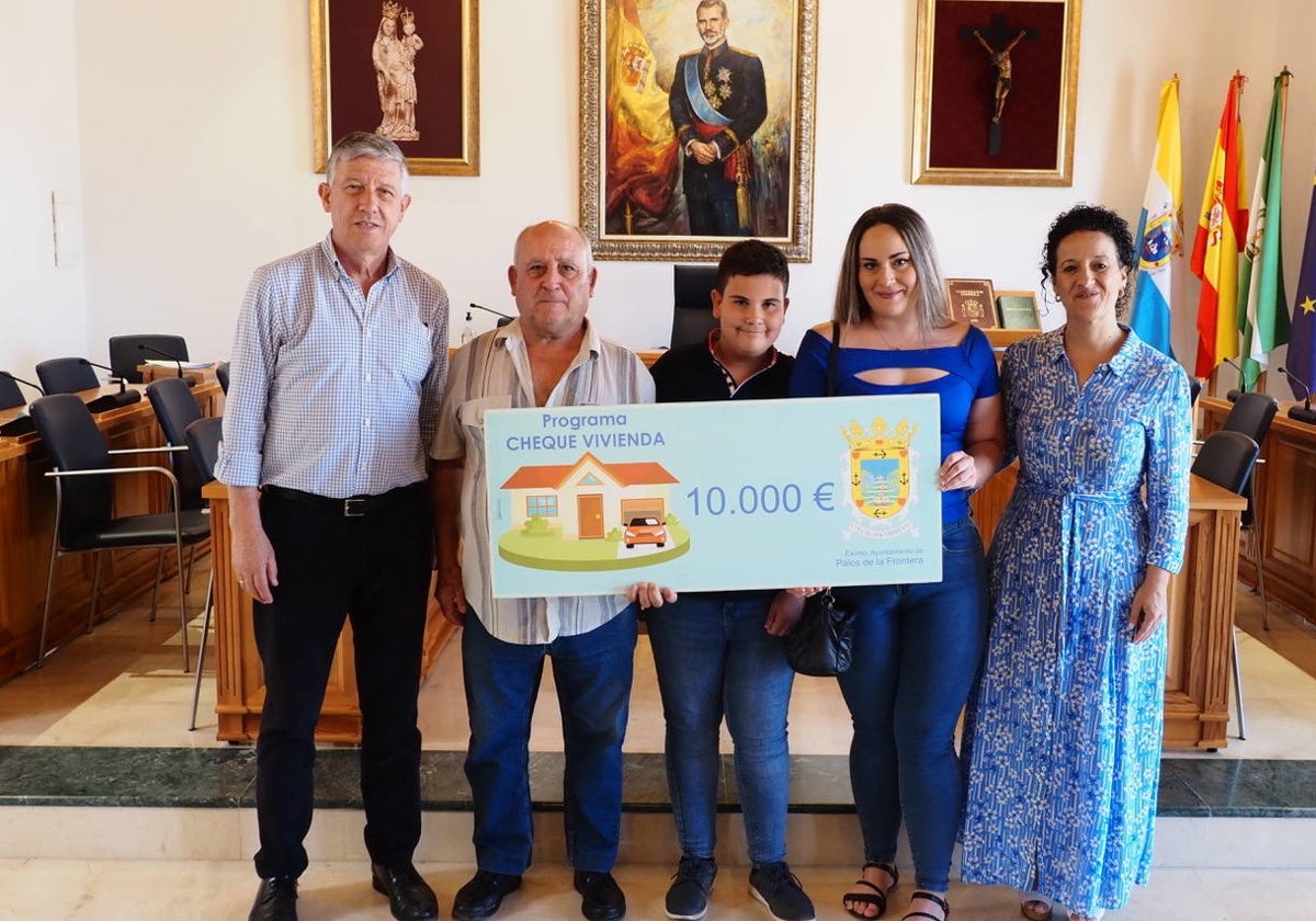 El alcalde de Palos de la Frontera entregando uno de los cheques vivienda