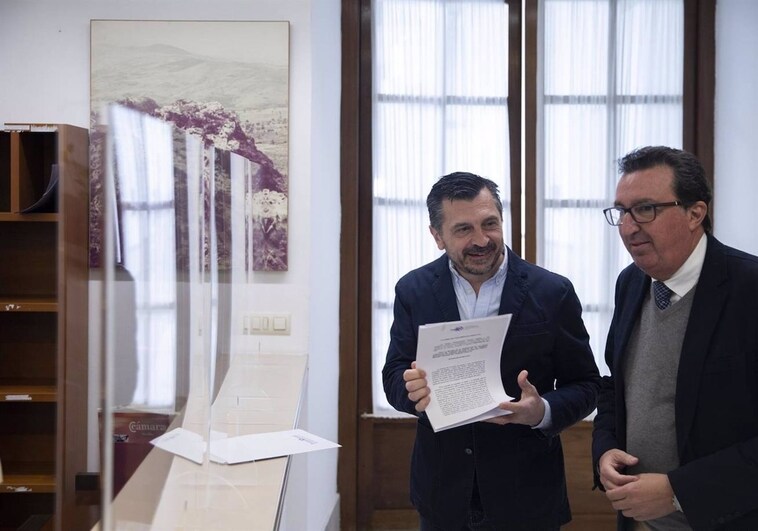 Toni Martín y Manuel Andrés González, del PP, cuando presentaron la PDL sobre los regadíos de Doñana