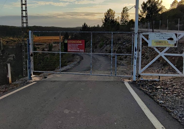 La cancela colocada por la Fundación Riotinto en la carretera