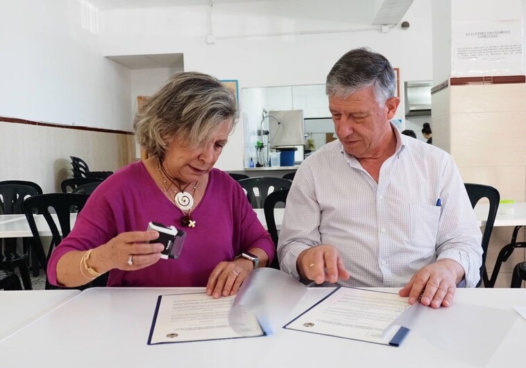 Carmelo Romero y Carmen Vázquez en la firma del convenio