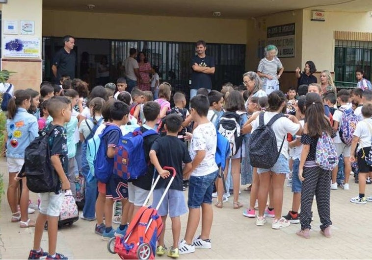 Foto de archivo de alumnado a las puertas de un colegio