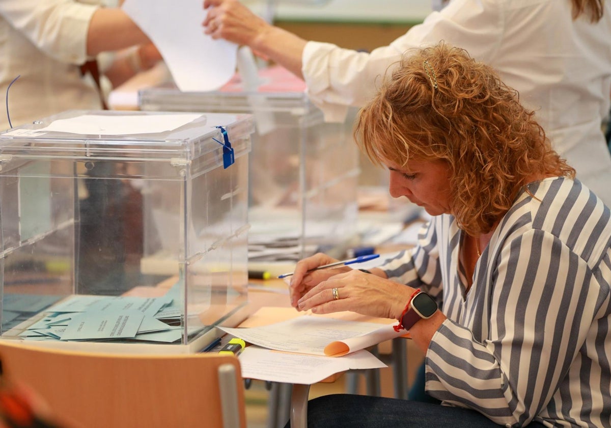 Una mujer en una mesa electoral