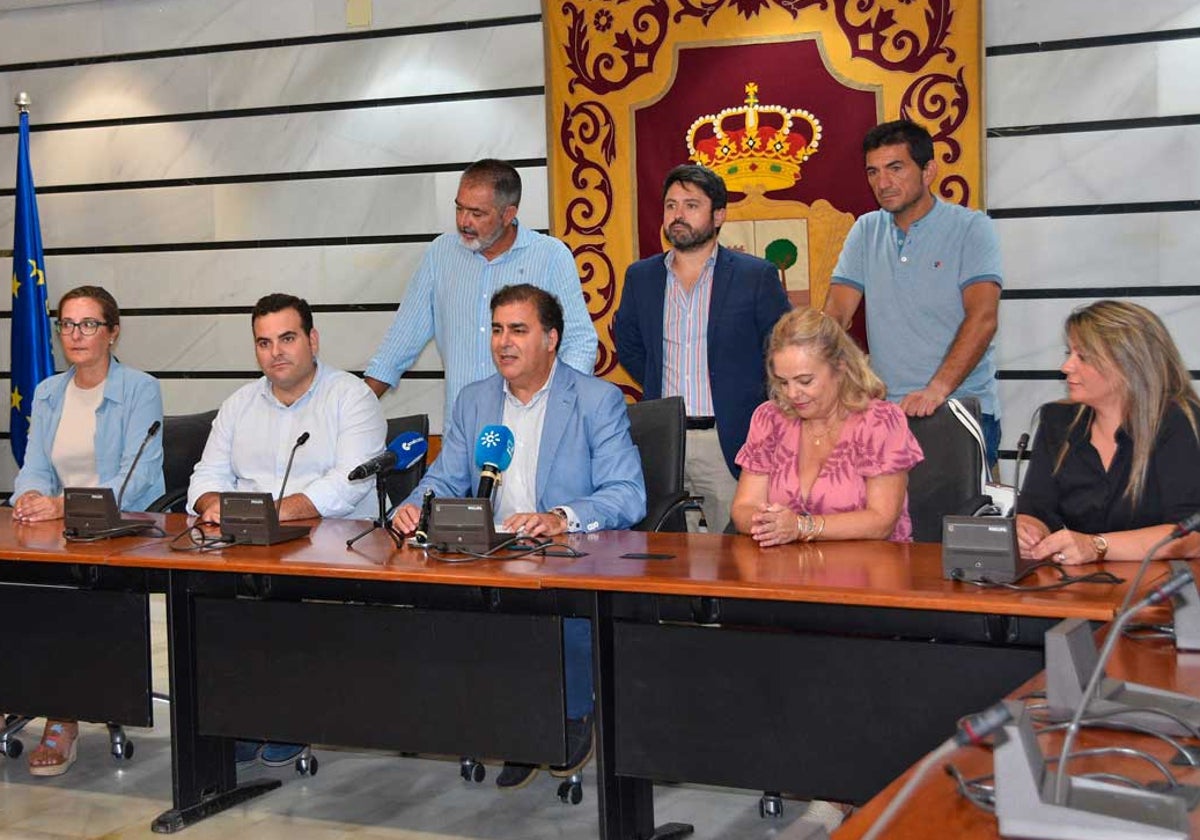 El nuevo alcalde comparece junto a sus concejales