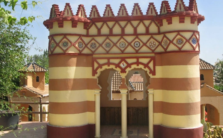 Imagen principal - Tres obras a escala de los grandes monumentos de Andalucía. Arriba El costurero de la reina de Sevilla y abajo varias obras en perspectiva y los arcos de la Mezquita de Córdoba