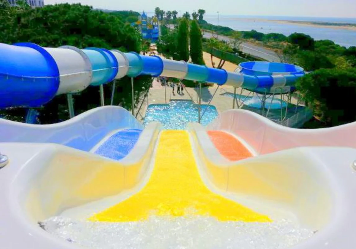 Uno de los hoteles con tobogán en Huelva es el Playacartaya Aquapark y Spa