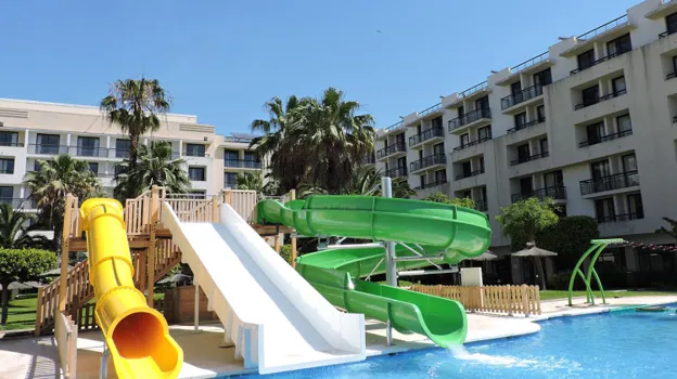 El Hotel Estival Islantilla cuenta con tres toboganes en su piscina exterior