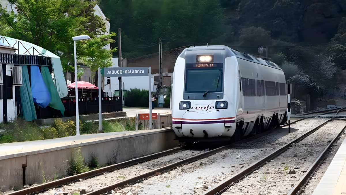 El tren a su paso por el apeadero de Jabugo-Galaroza