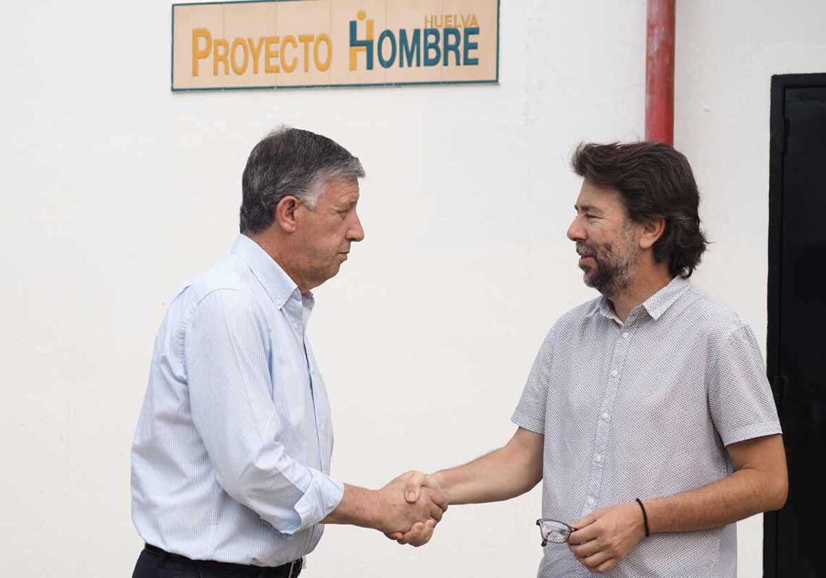 Carmelo Romero saluda a Víctor Rodríguez