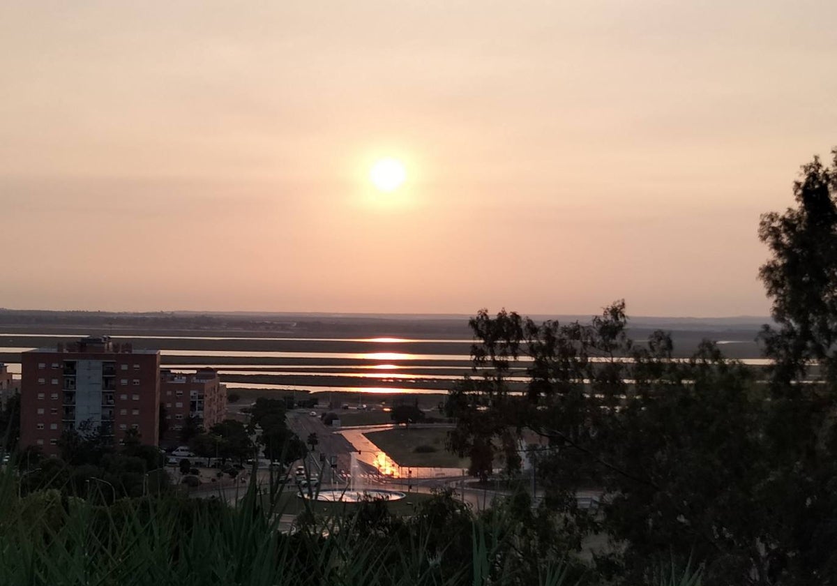 El cielo onubense, desde la Cinta, con materia en suspensión