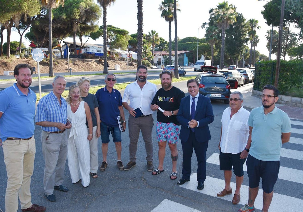 Los alcaldes de Punta Umbría y Cartaya reunidos con los vecinos de El Portil