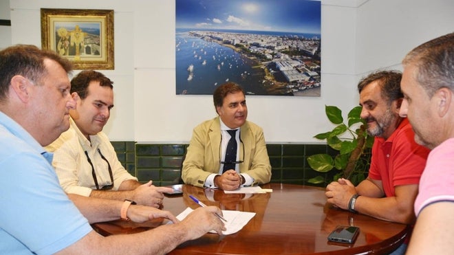 La firma del convenio entre el Ayuntamiento de Punta Umbría y la empresa Puntabus