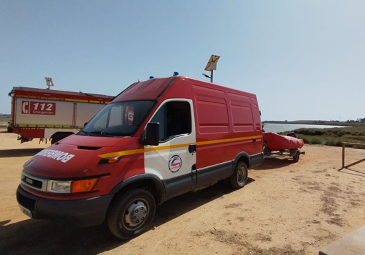 Los bomberos acudieron al lugar de los hechos en el Muelle de San Juan del Puerto
