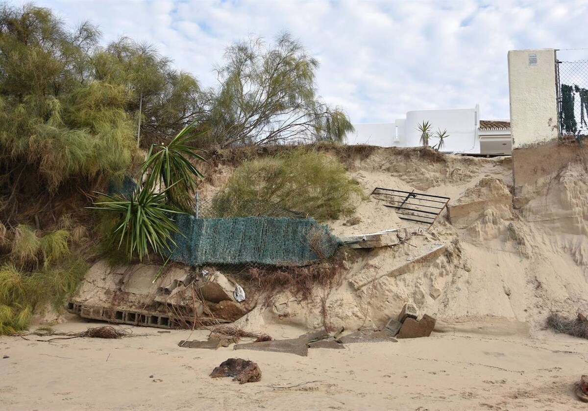 Imagen de daños en la playa de El Portil tras uno de los temporales