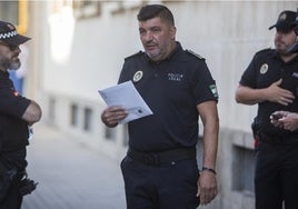 Antonio Garrido, 16 años al frente de la Policía de Punta Umbría y un apuñalamiento en plena playa por el camino